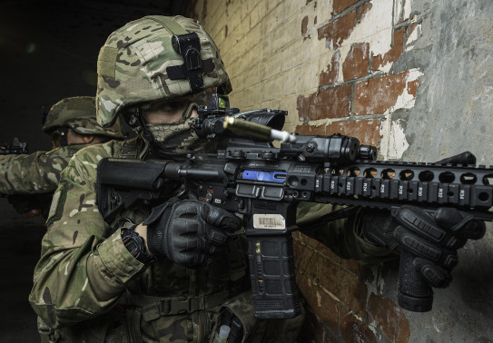 A New Zealand Army soldier ready to fire a MARS-L assault rifle