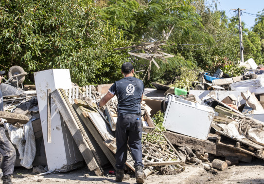 HMNZS Te Mana have been helping clear streets and houses in Havelock North of wrecked possessions, helping homeowners carry heavy items to the sidewalk and clearing sludge and mud from homes.