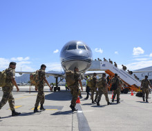 Personnel cross the tarmac in front of the RNZAF Boeing 757 and enter via the side stairs in Fiji, on route to Papua New Guinea.