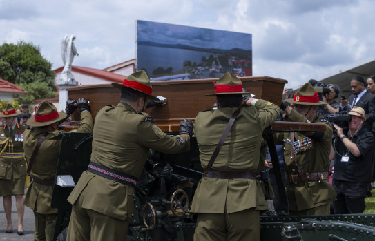 Sir Robert being placed onto a gun carriage by soldiers of the New Zealand Army